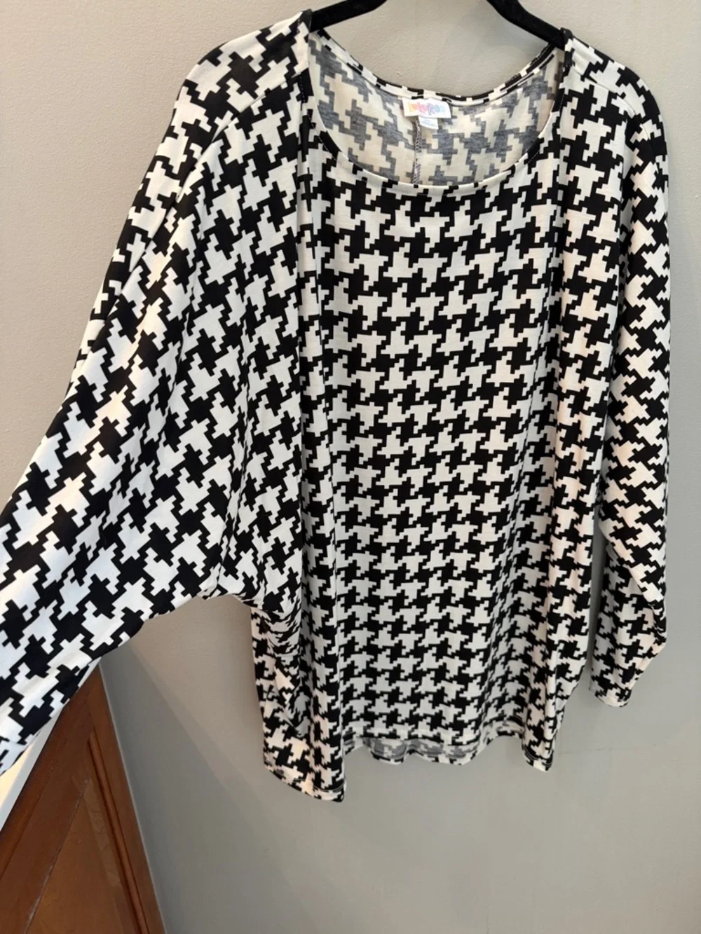 LuLaRoe Black and White Houndstooth Long Sleeve Top - Picture 3 of 4
